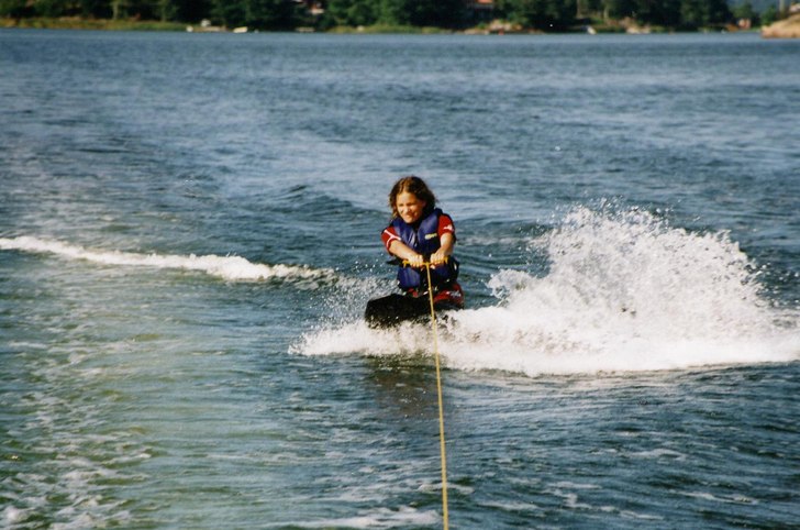 Kneeboard :D Sjukt roligt och första steget för . Foto: Helena Fredriksson. Åkare: Cizzi Fredriksson.