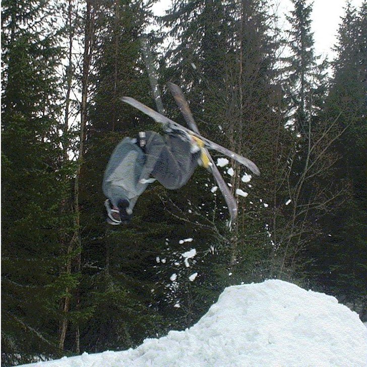 Frontflip ironcross i Gesunda. Foto: Erik Segerström. Åkare: Sebbe Jareholm.