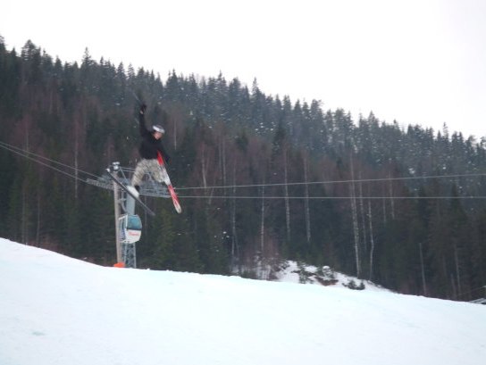 Linus leker i hoppen i branäs :). Foto: Caroline. Åkare: Linus.