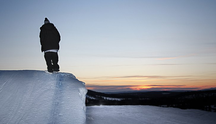 Det blev kvällssession i Tandådalen. Foto: Claes Lind. Åkare: Rassmus Hagberg.