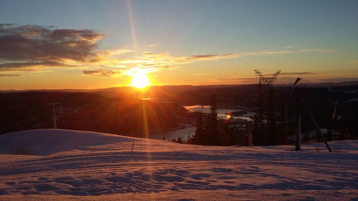 Velkommen til en flott dag på fjellet!
Alle heise.