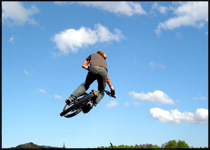 ett litet hopp som en grävmaskin kom å tog för . Foto: niclas olsson. Åkare: johan lantz.
