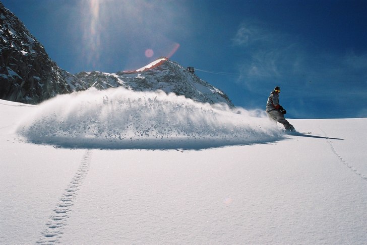 Dagen efter ett rejält snöfall i Cham. Belöning. Foto: Magnus Sundin. Åkare: Olle Wallin.