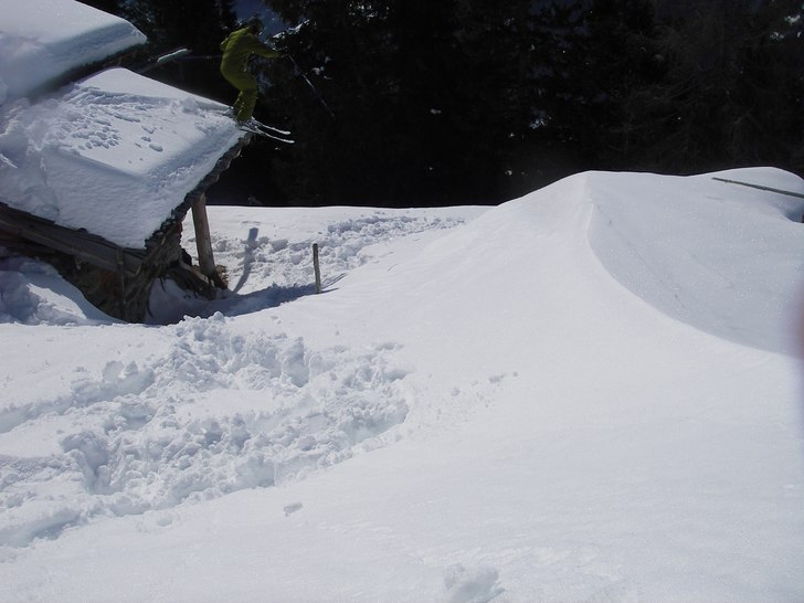 Drop från ett resturanttak!!
Blev rätt snyggt?!. Foto: Adam Jonsson. Åkare: Robin Ljungqwist.