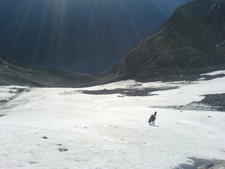 På vei opp på Store Kjostind for sesongens førs. Foto: Per Hasvold. Åkare: Sondre Hasvold.