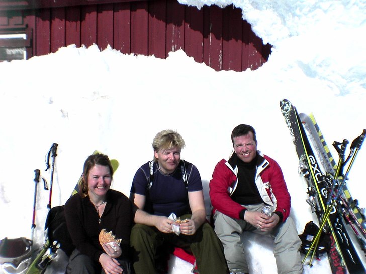 Om ni är i Åre, fika på toppstugan!!!. Foto: kjell ericsson. Åkare: petra, göran och robban.