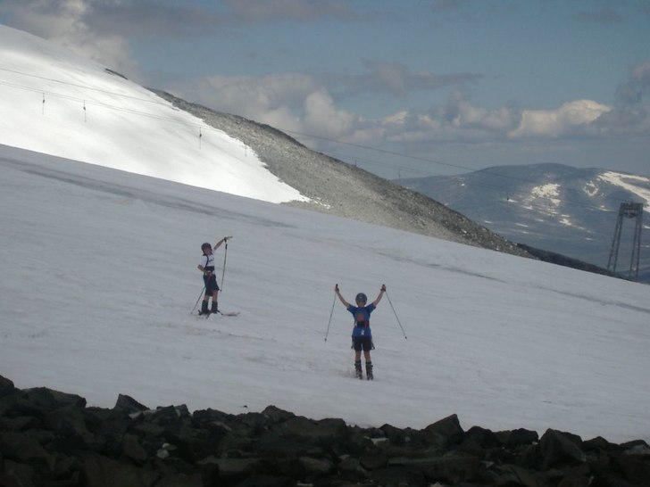 Några dagar med grymt skön skidåkning i shorts . Foto: Farsan. Åkare: Johan och jonas.