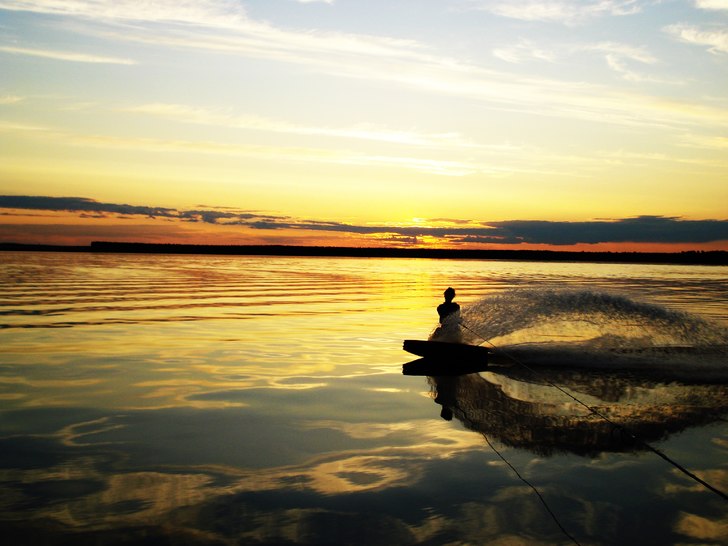 En spegelblank kväll i juni.. Foto: Petter Roslund. Åkare: Daniel Harila.