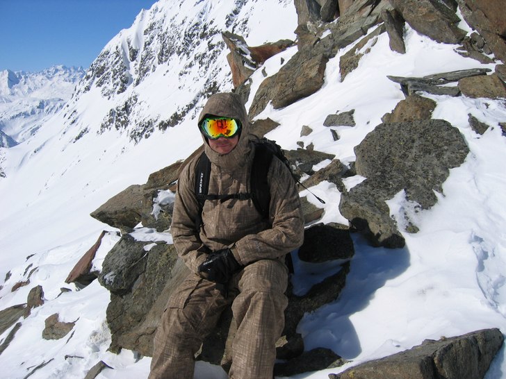 Pustar ut efter att hikat upp på toppen inför å. Foto: Mattias Nilsson. Åkare: Fredrik Nybacke.