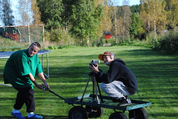 Jag å basse testar nya dollyn. Foto: Sebastian Borg.