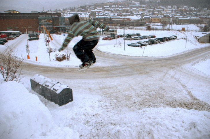Sick air av Martin ned et høyt drop med gap ved A. Foto: Andreas Framnes. Åkare: Martinn Mathisen.