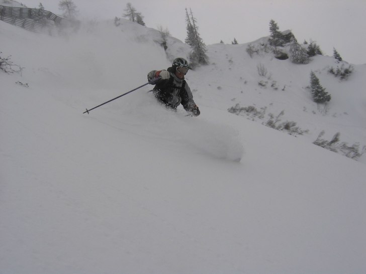 Fint åk ner mot resturangen vid H2 i Schlossalm.. Foto: Emil Thörne. Åkare: Simon Petersson.
