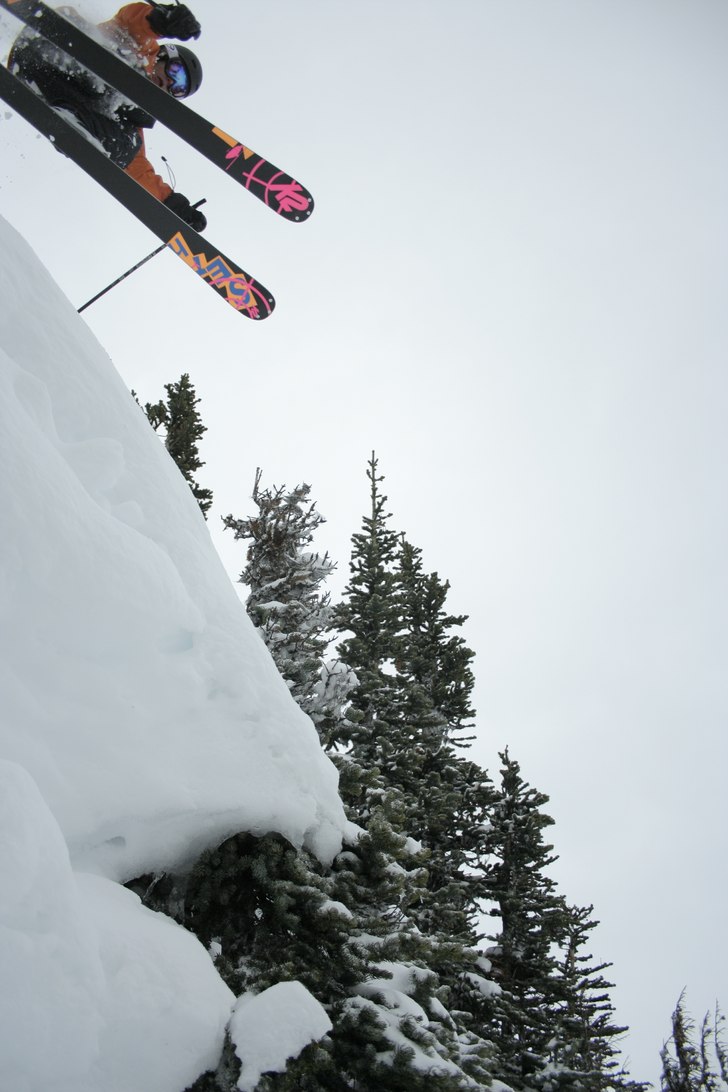 Asgeir skjuts ut från en klippa i 7th heaven.. Foto: Per Nyberg. Åkare: Asgeir "the Icelandic dude".