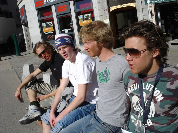 Jag och vänner slappar i solen en skön dag i Cha. Foto: Mumlan. Åkare: Henning, Tompa, Morot, Moi.