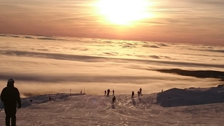 Kylan och dimman ligger som ett lock ner i dalen v.