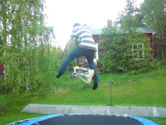 Nån som kan ge mig ett namn på detta trick, man . Foto: Robin. Åkare: Anton Olsson.