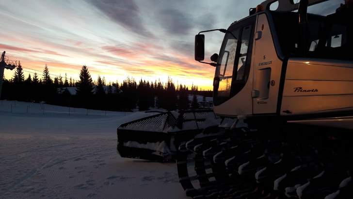 Tråkkemaskin i soloppgang 
.