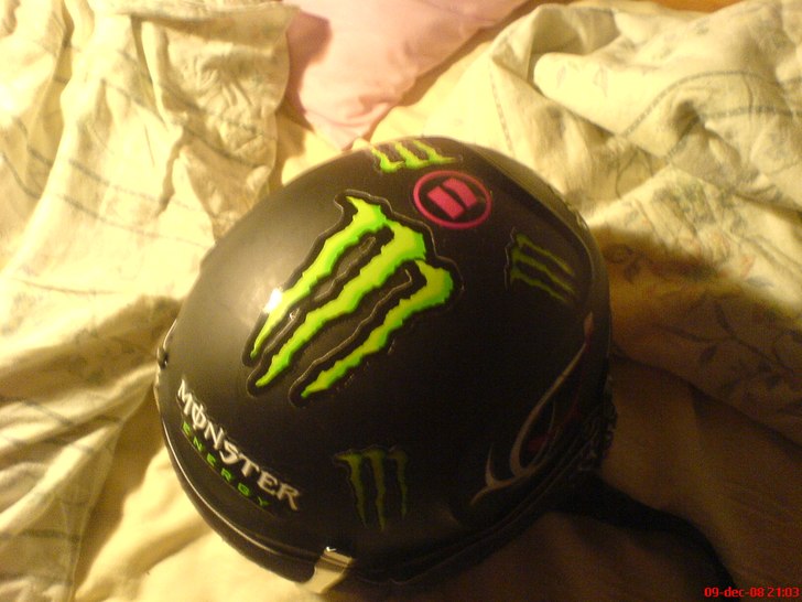 min skidhjälm som den ser ut nu
nån gång i dec. Foto: jag. Åkare: min hjälm.