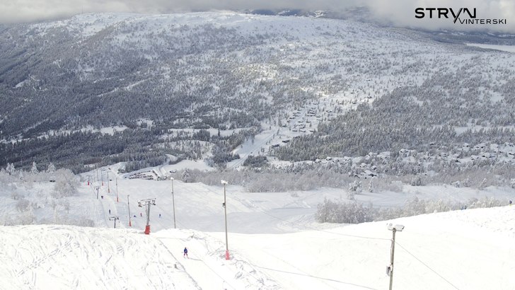 Strålende sol!
5 cm nysnø i natt. Kladt og nydel.