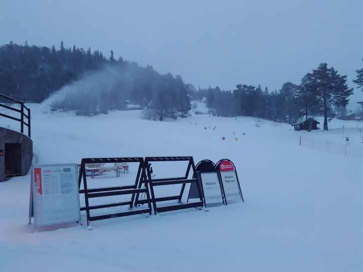 Snø! Nå kommer det både fra himlen og fra kanon.