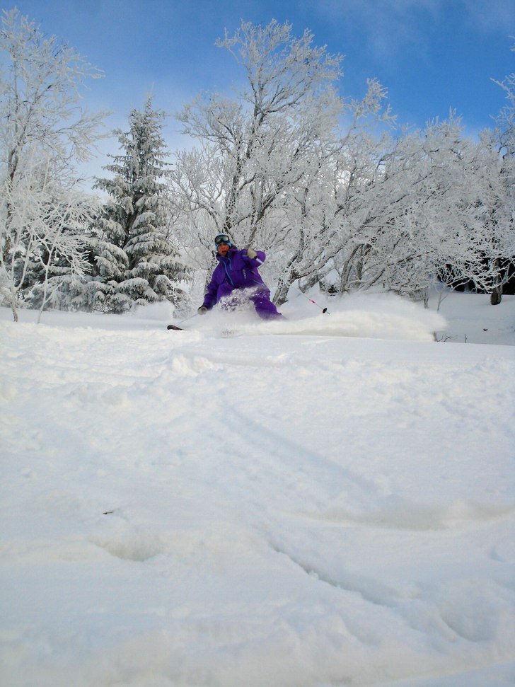 Ramberg drar en skön sväng ner mot susabäcken. Foto: Fredrik Nordqvist. Åkare: Johan Ramberg.