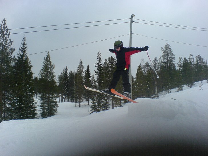 enkelt första hopp,, . Foto: mathias edlund. Åkare: nils marklund.