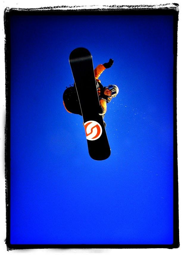 Burton, 
Red Bull och tidningarna Chili 
och Tra. Foto: Tobias Ivarsson. Åkare: Okänd.