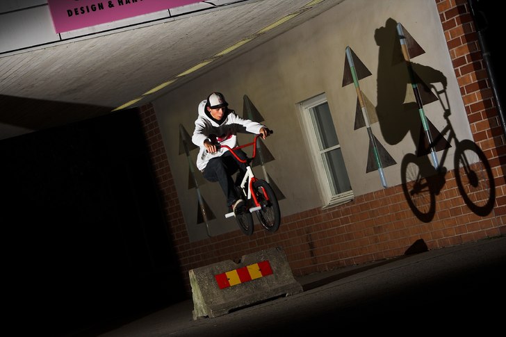 Bunnyhop över cementgrej. Foto: Jesper Fransson (jag som har ställt in kamera och ljus, han trycker av). Åkare: Jonas Sjöbeck.