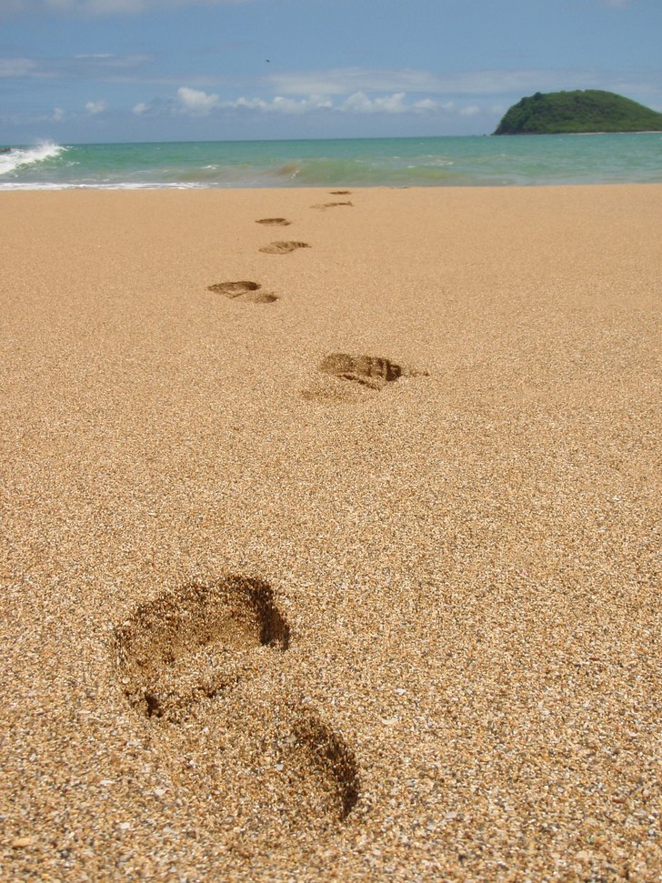 Fotspår i sanden. Bilden är tagen på stranden v. Foto: Johanna Mörk.