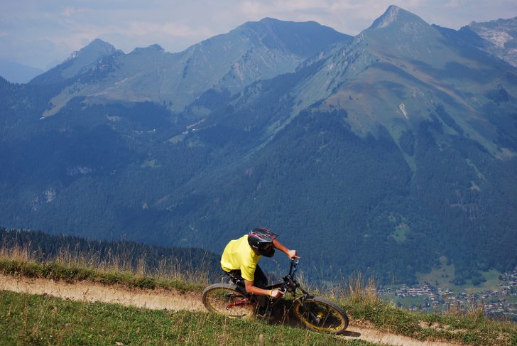Lång svepande kurva med härlig utsikt.. Foto: Fredrik Westman. Åkare: Eric Westling.