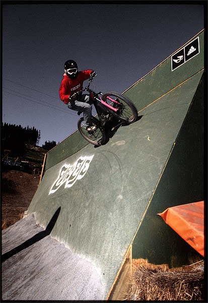 Lantz dundrar wallride.. Foto: Wolf Hörner. Åkare: J Lantz.