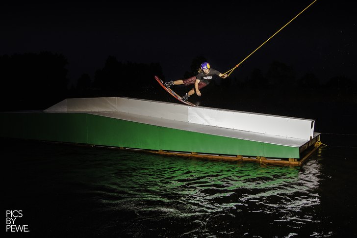 Jeremia Hoppe go for a sick nose press!

www.fac. Foto: Peter Vahlfridsson. Åkare: Jeremia Hoppe.