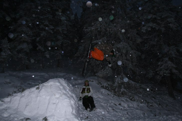 Snöade grymt mycket :) Front flip försöken vart. Foto: Freddie. Åkare: Emil Engvall.