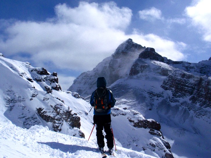 looking off a 20ft cornis. Foto: Time Dufficy. Åkare: Riley Rice.