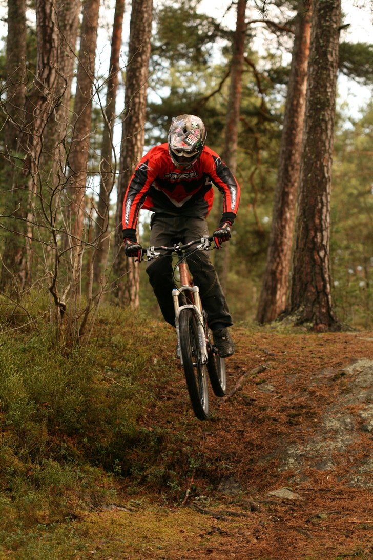 Jocke swoschar över ett hål.. Foto: Simon Berggren. Åkare: Joakim Hedlund.
