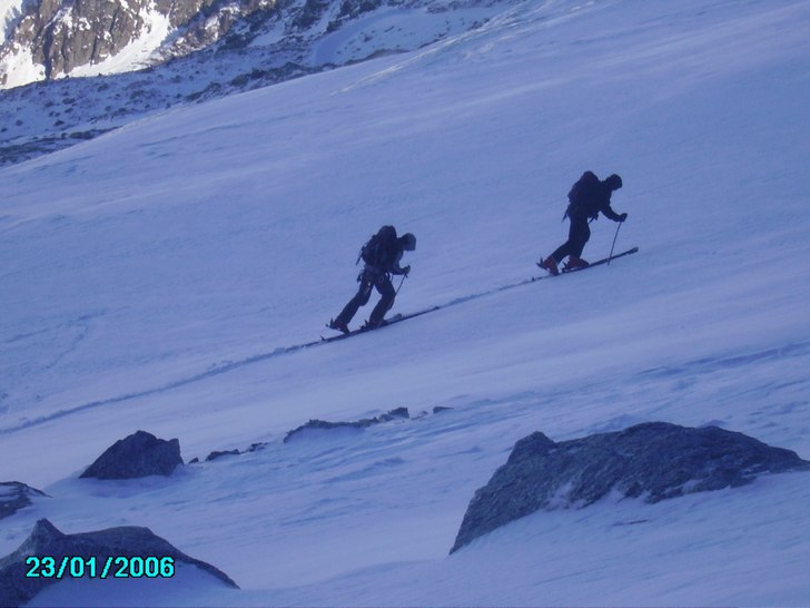 mot toppen på greken när den var stängd.. Foto: magnus kastengren. Åkare: tomas jansson + johan.