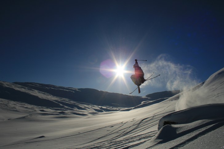 Adam skuttar från en sten i svarta björn.. Foto: Linus Argus-Hennix. Åkare: Adam Burström.