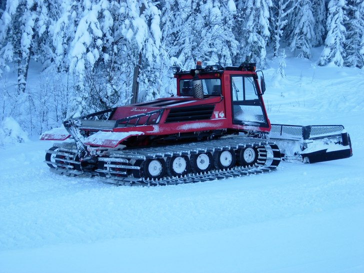 Här är pistmaskinen som jag kör, en gammal men . Foto: Kalle Hansols. Åkare: Kalle Hansols.