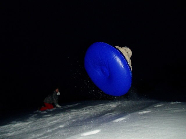 Backflip försök med badring i slalombacken :). Foto: Michael Ek. Åkare: Kenny Blomster.