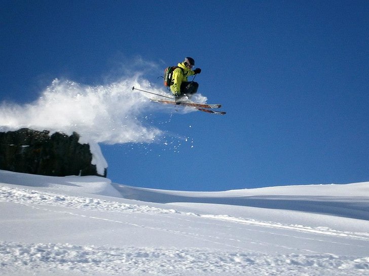 Klippavsats i offpisten till backen boismint, myck. Foto: Sanna Romell. Åkare: Karl Dahlbäck.