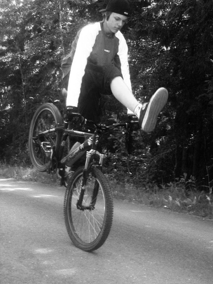 Stoppie med ena foten över styret!. Foto: Alexander Brännkärr. Åkare: Björn Yrjans.