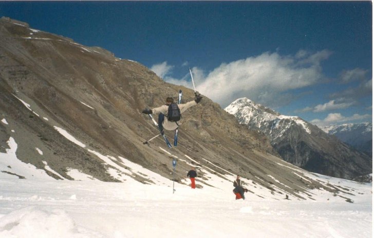 Ett sjuhelvetes hopp utav en polare. Som synes är. Foto: Mikael Sandström. Åkare: Jens Lagergren.