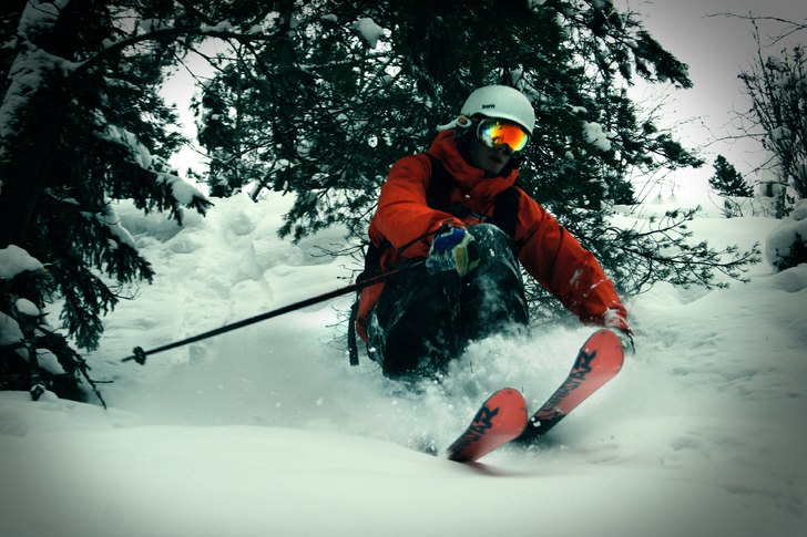 Gick upp på ett berg ute i skogen på Värmdö oc. Foto: Sebastian Falke. Åkare: Jesper Sundström.
