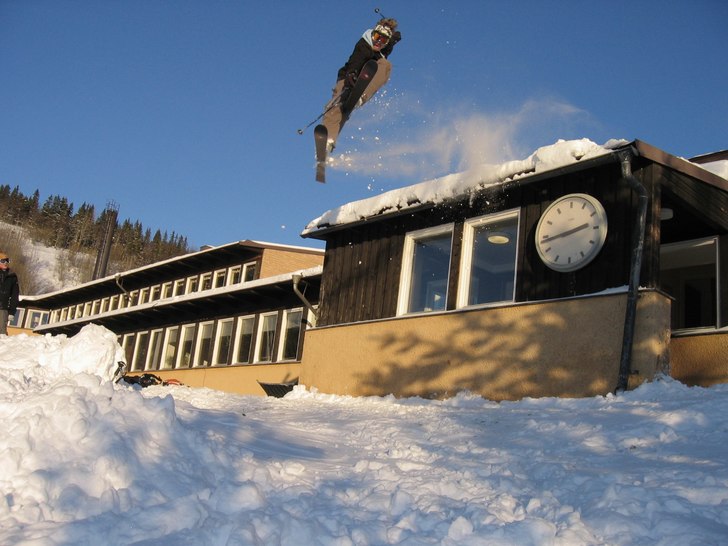 Droppar taket på skolan med en 180. Foto: Tom tror jag. Åkare: Jeppe.