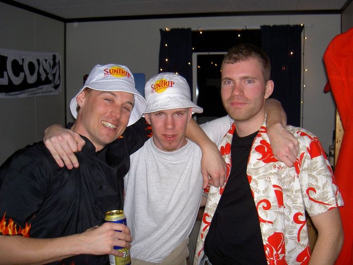 hos personalen i gänsen riktigt trevliga prickar . Foto: erik sandström. Åkare: håkan jag å john.