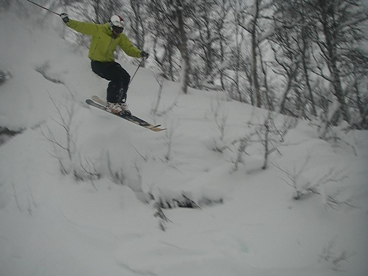 Full fart i Ramis skogen. Foto: Jan Banan Östling. Åkare: Kalle Kax Karlgren.