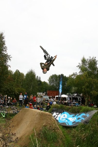 backflip table. Foto: Dennis bjärkelöv. Åkare: emil thelander.