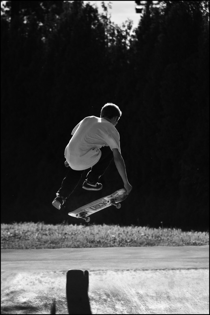 pop shuvit tailwhip. Foto: Billie Thoreus. Åkare: Simon Anåker.