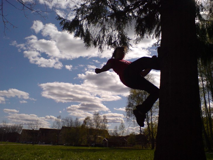 jag kör backflip mot ett träd :P. Foto: eric johansson. Åkare: kim skog.