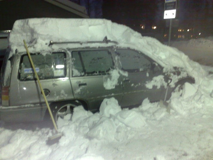 Min fula bil är trasig. Skottade fram den efter n. Foto: Alina Bergmark. Åkare: Opel Kadett.